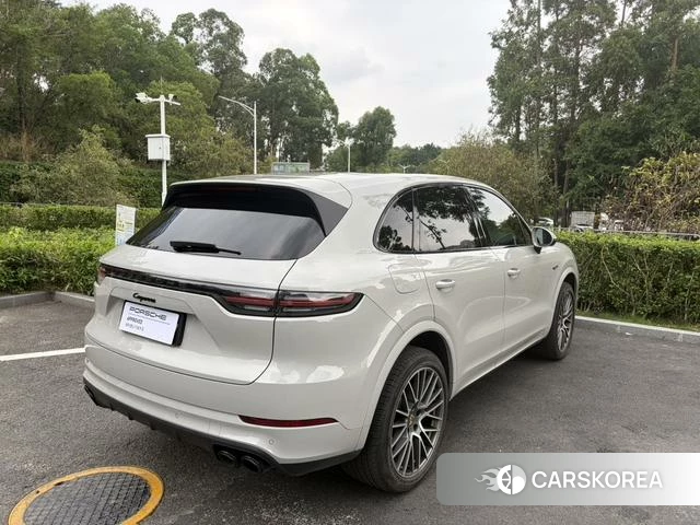 Porsche Cayenne E-Hybrid 2023 Серебристо-серый из Китая