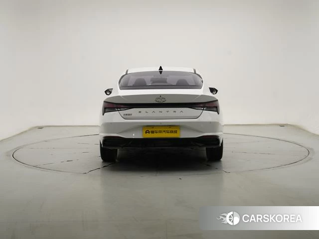 Hyundai Elantra 2023 Белый из Китая