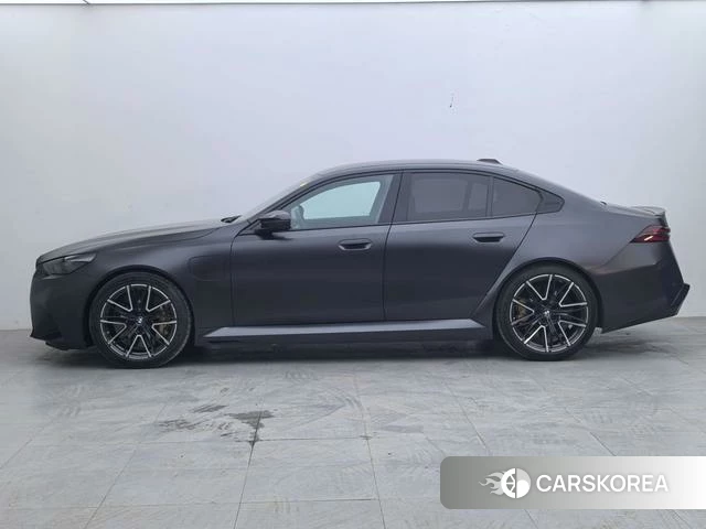 BMW M5 PHEV 2025 Темно-серый из Китая