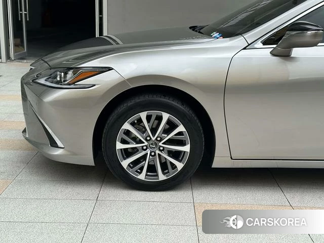 Lexus ES 2022 Серебристо-серый из Китая