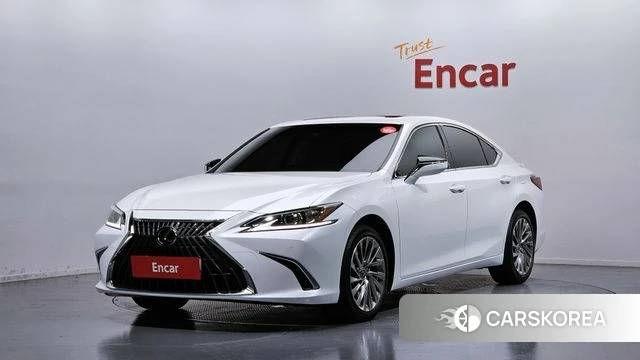 Lexus ES300h 7th generation 2023 Белый из Кореи