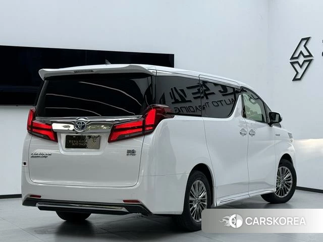 Toyota Elfa 2021 Белый из Китая
