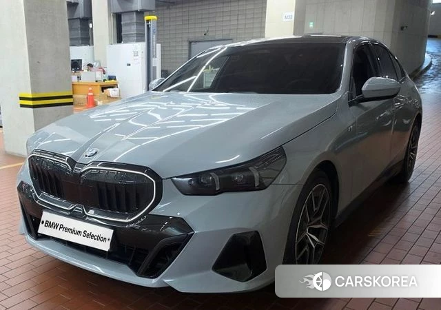 BMW 5 Series (G60) 2024 Цвет галактики из Кореи