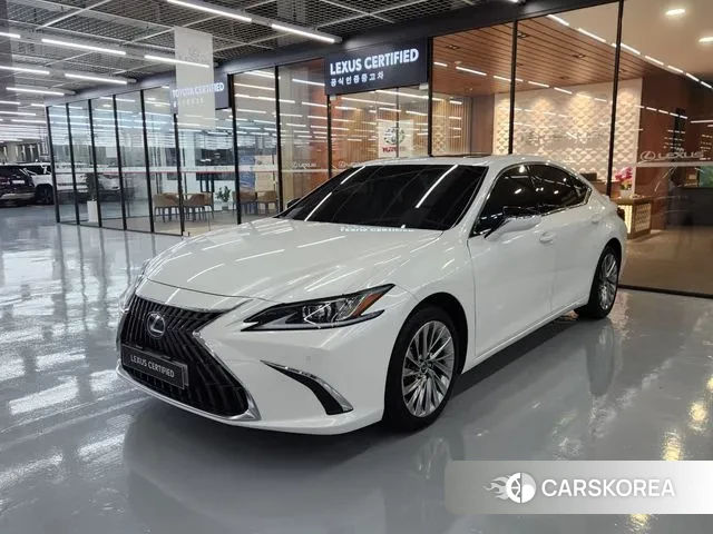 Lexus ES300h 7th generation 2024 Белый из Кореи