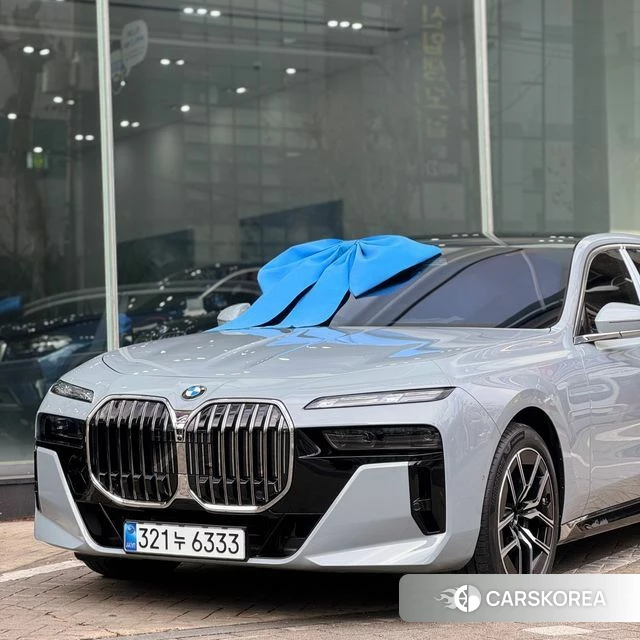 BMW 7 Series (G70) 2025 Светло-серебряный цвет из Кореи