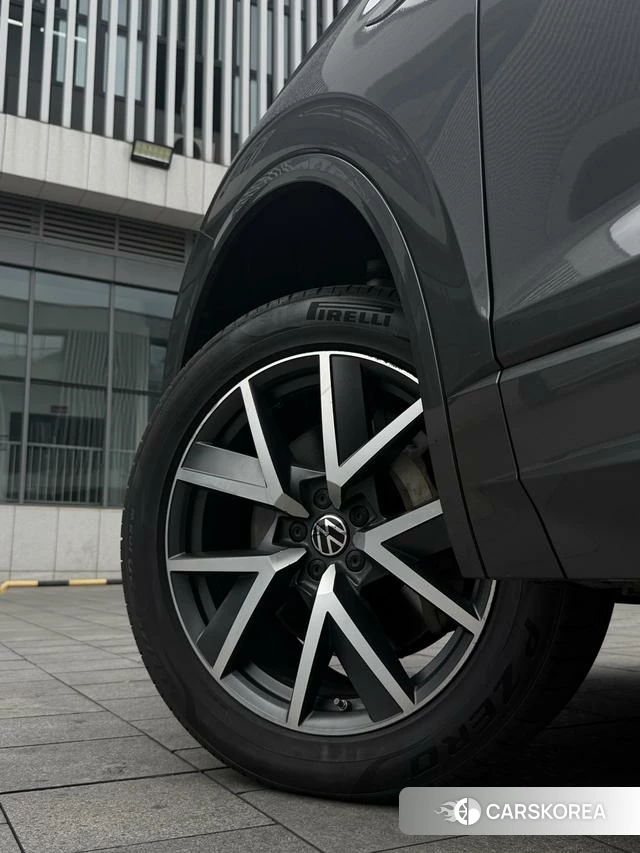 Volkswagen Touareg 2021 Темно-серый из Китая