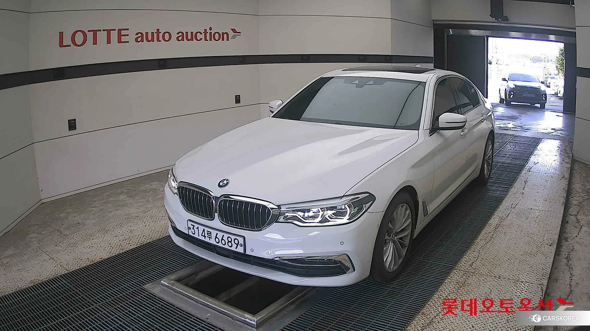 BMW  530i Luxury 2020 Белый из Кореи