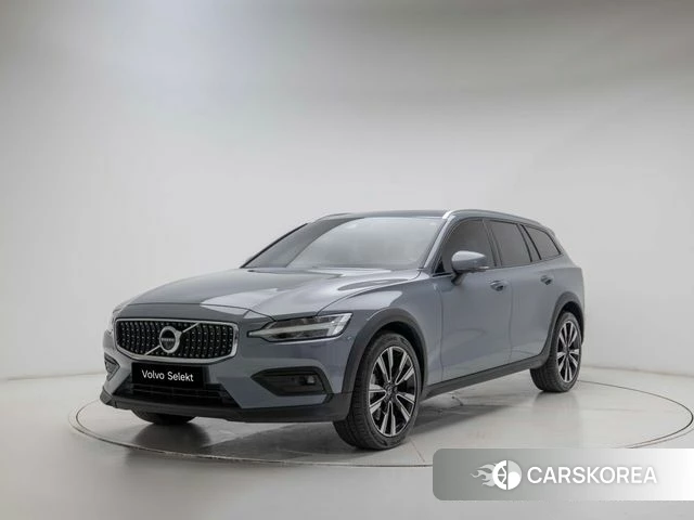 Volvo V60 Cross-Country 2nd Generation 2021 Серый из Кореи