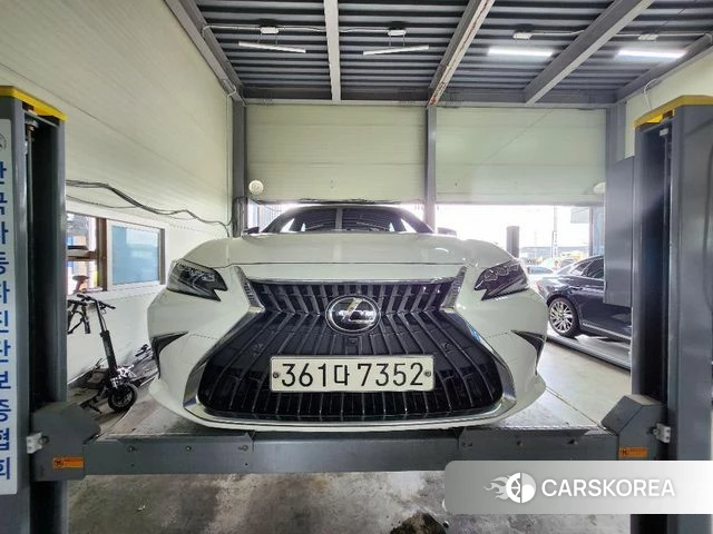 Lexus ES300h 7th generation 2024 Белый из Кореи