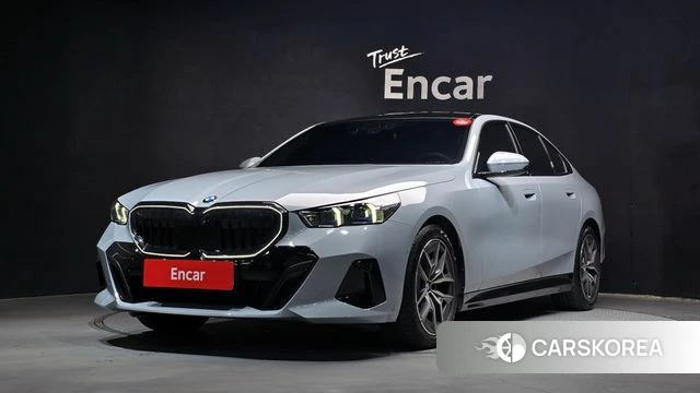 BMW 5 Series (G60) 2025 Светло-серебряный цвет из Кореи