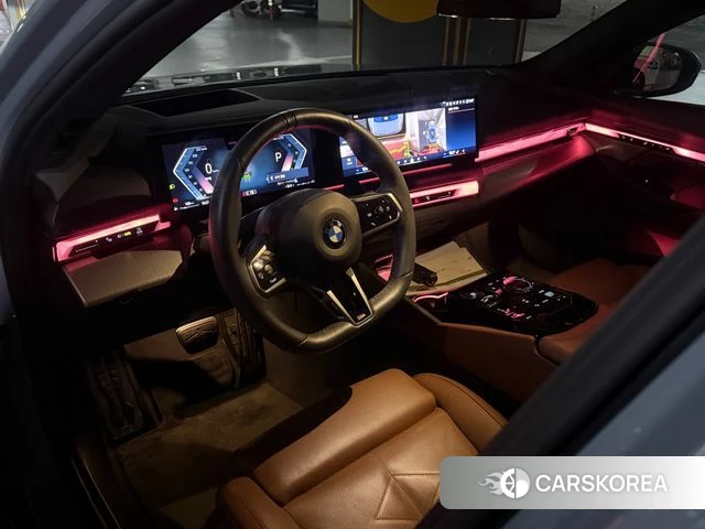 BMW 5 Series (G60) 2024 Небесно-голубой из Кореи