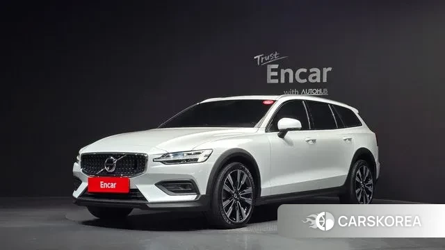 Volvo V60 Cross-Country 2nd Generation 2021 Белый из Кореи