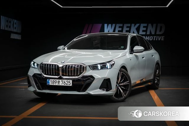 BMW 5 Series (G60) 2024 Светло-серебряный цвет из Кореи