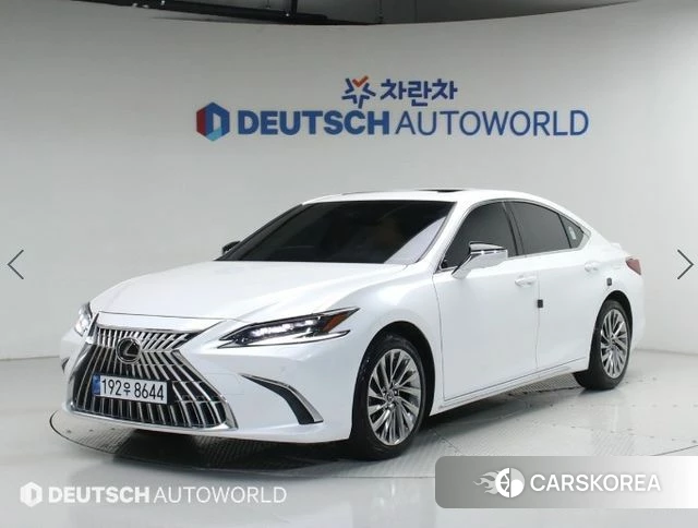 Lexus ES300h 7th generation 2025 Белый из Кореи