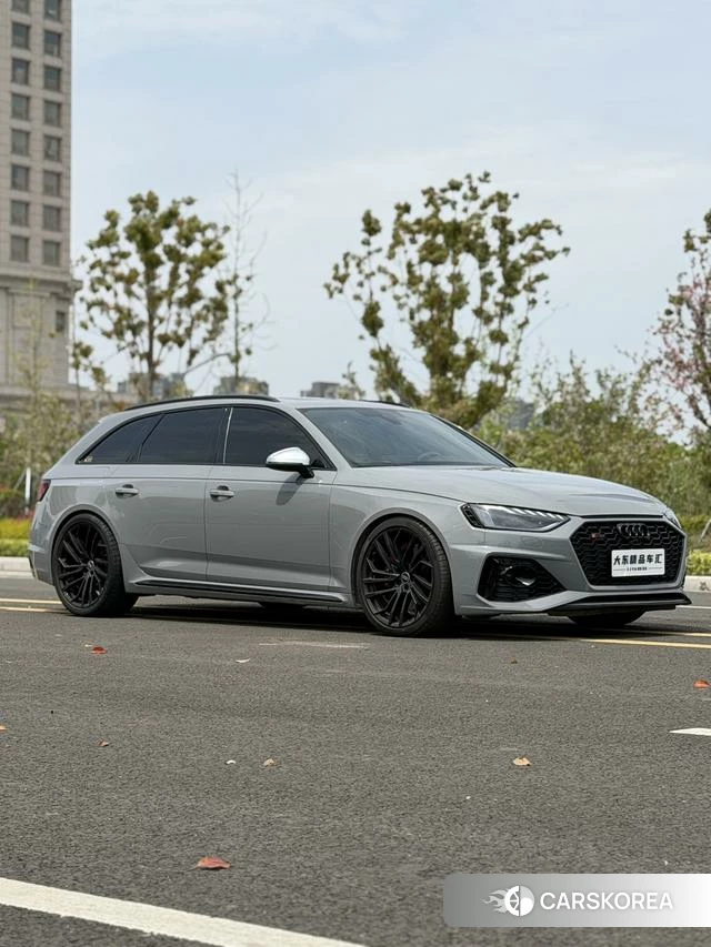 Audi RS 4 2023 Серебристо-серый из Китая