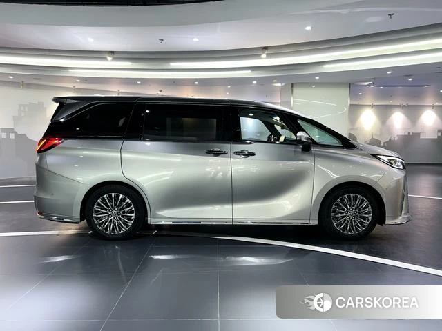 Lexus LM 2025 Серебристо-серый из Китая