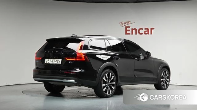Volvo V60 Cross-Country 2nd Generation 2023 Черный из Кореи