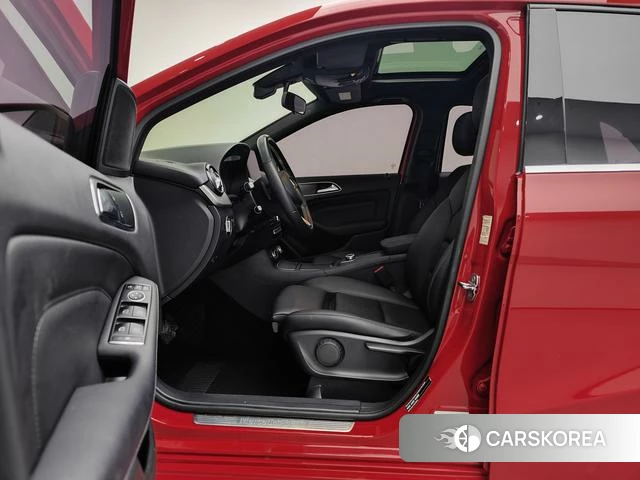 Mercedes-Benz Class B 2018 Красный из Китая