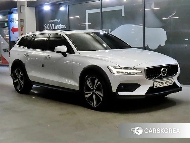 Volvo V60 Cross-Country 2nd Generation 2019 Белый из Кореи