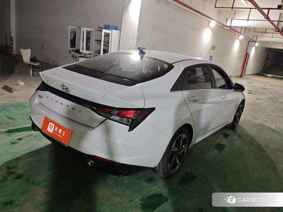 Hyundai Elantra 2022 Белый из Китая