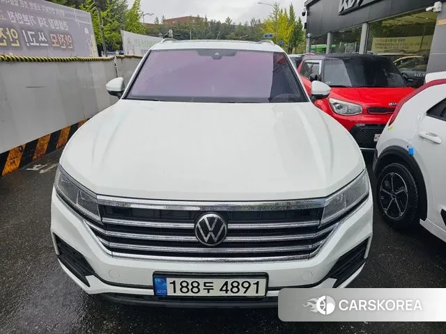 Volkswagen Touareg 3rd generation 2020 Белый из Кореи