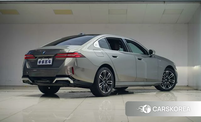 BMW 5 series 2024 Серебристо-серый из Китая