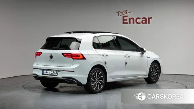 Volkswagen Golf 8th Generation 2023 Белый из Кореи