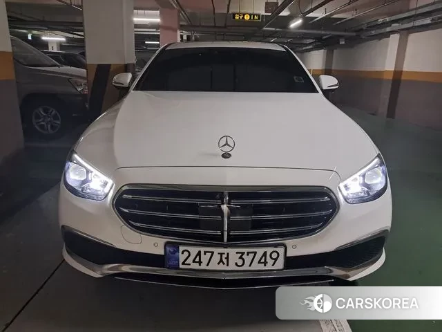 Mercedes-Benz E-Class W213 2023 Белый из Кореи