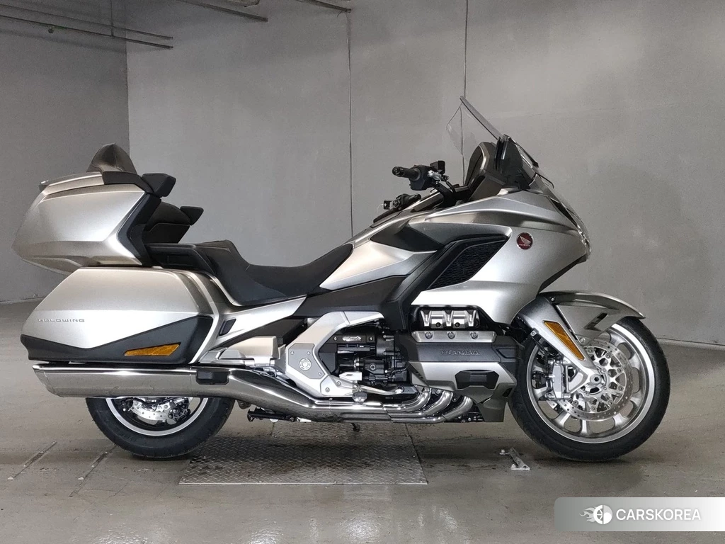 Проданный Honda GL1800 TOUR DCT 2023 из Японии