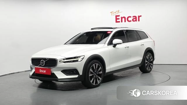 Volvo V60 Cross-Country 2nd Generation 2023 Белый из Кореи