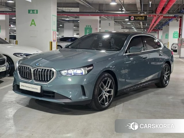 BMW 5 Series (G60) 2025 Небесно-голубой из Кореи