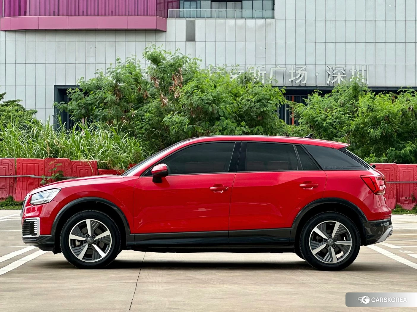 Audi Q2L e-tron 2019 Красный из Китая