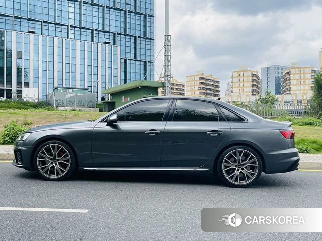 Audi S4 2024 Темно-серый из Китая