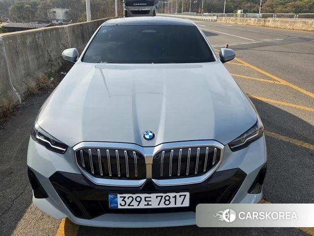 BMW 5 Series (G60) 2025 Серебристо-серый из Кореи