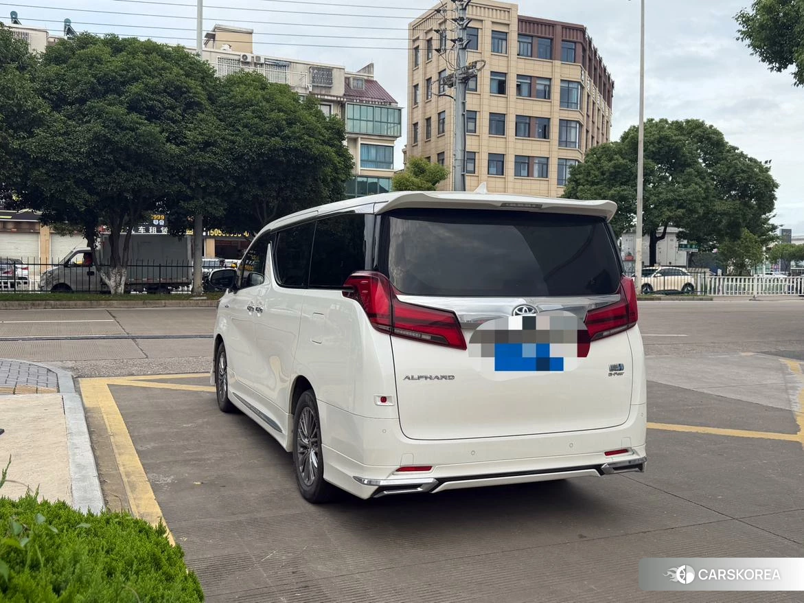 Toyota Elfa 2021 Белый из Китая