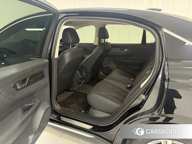 Red flag E-QM5 2023 Черный из Китая