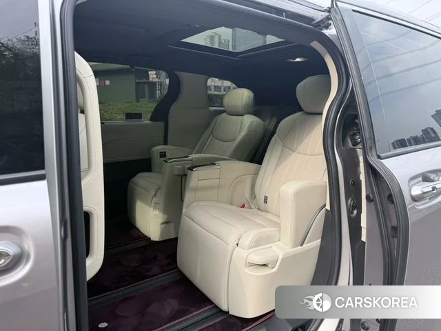 Toyota Saina 2024 Серебристо-серый из Китая