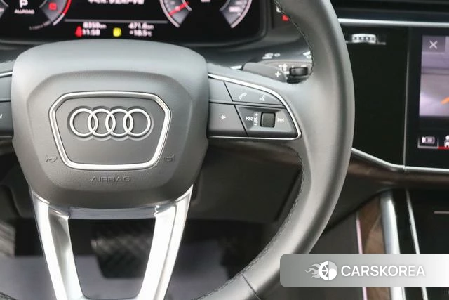 Audi Q7 2023 Черный из Китая