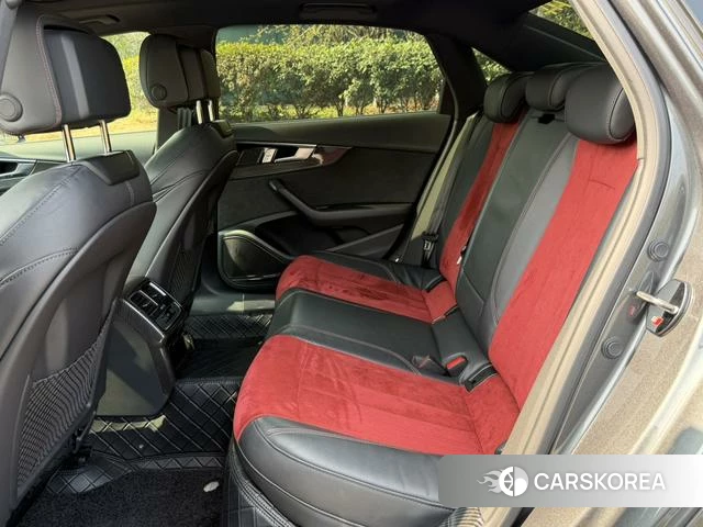 Audi A4L 2022 Темно-серый из Китая