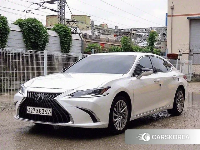 Lexus ES300h 7th generation 2023 Белый из Кореи