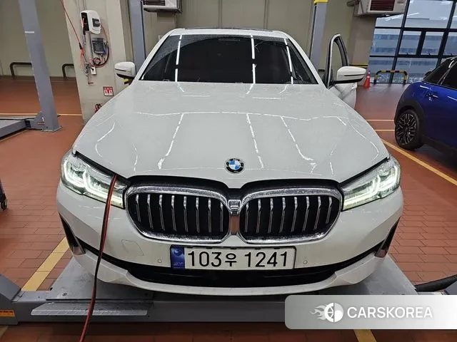 BMW 5 Series (G30) 2023 Белый из Кореи