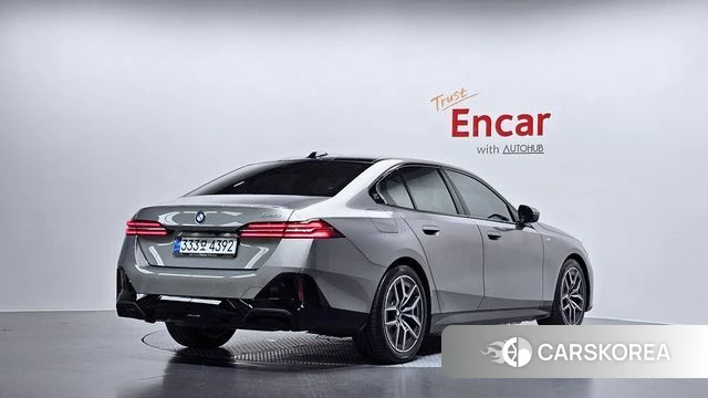 BMW 5 Series (G60) 2025 Песочный из Кореи