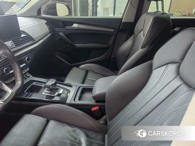 Audi Q5L 2021 Черный из Китая