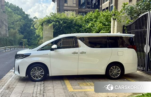 Toyota Elfa 2021 Белый из Китая