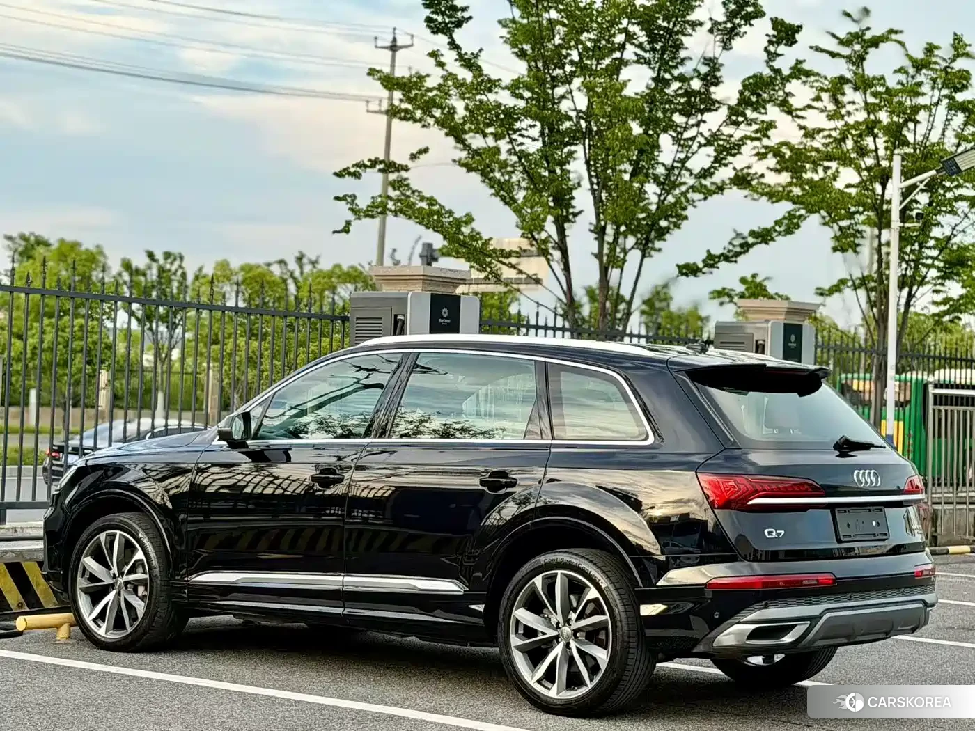 Audi Q7 2021 Черный из Китая