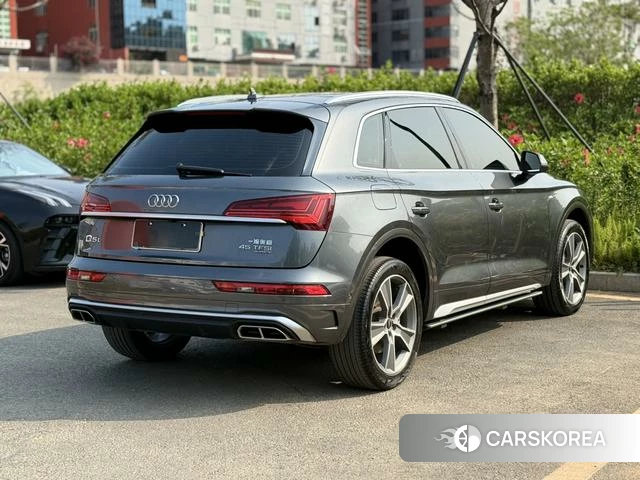 Audi Q5L 2021 Темно-серый из Китая