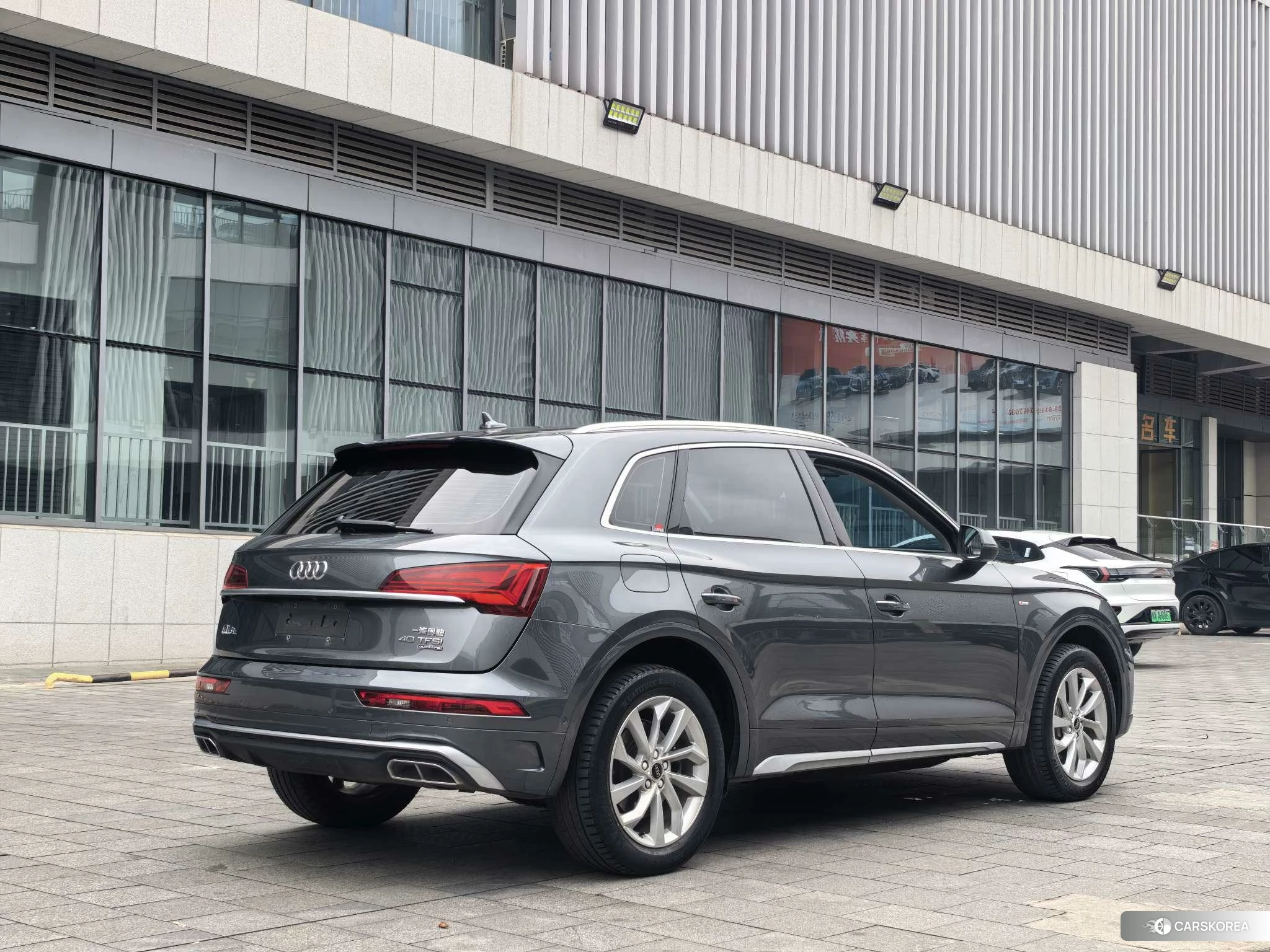 Audi Q5L 2021 Темно-серый из Китая