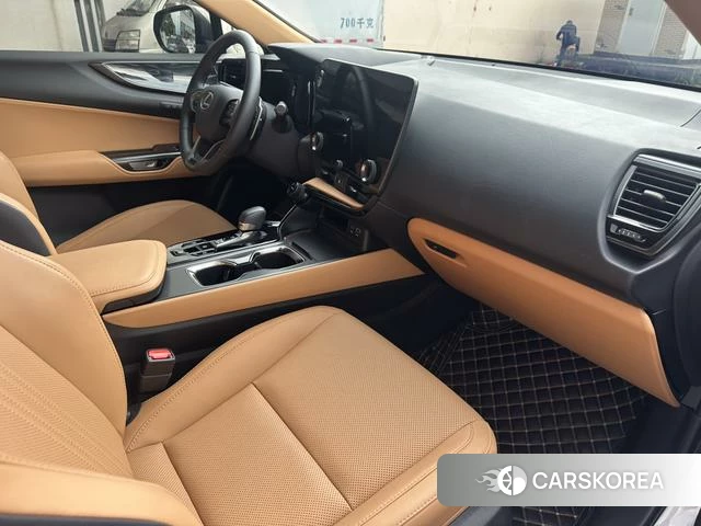 Lexus NX 2024 Серебристо-серый из Китая