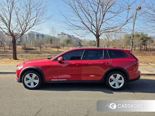 Volvo V60 Cross-Country 2nd Generation 2020 Красный из Кореи