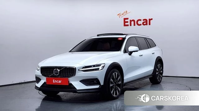 Volvo V60 Cross-Country 2nd Generation 2024 Белый из Кореи